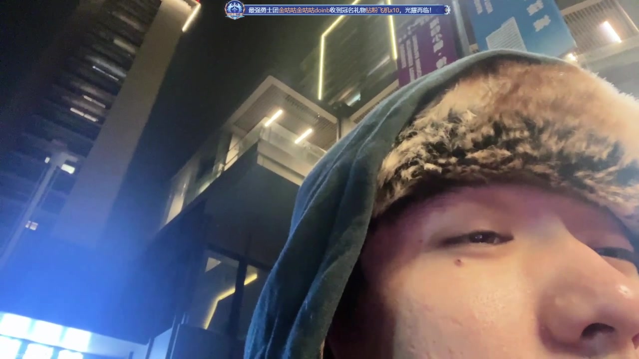 mk体育app官网直播全新赛道开启！icon沦落街头直播捡烟头 还管摊主要烟抽！