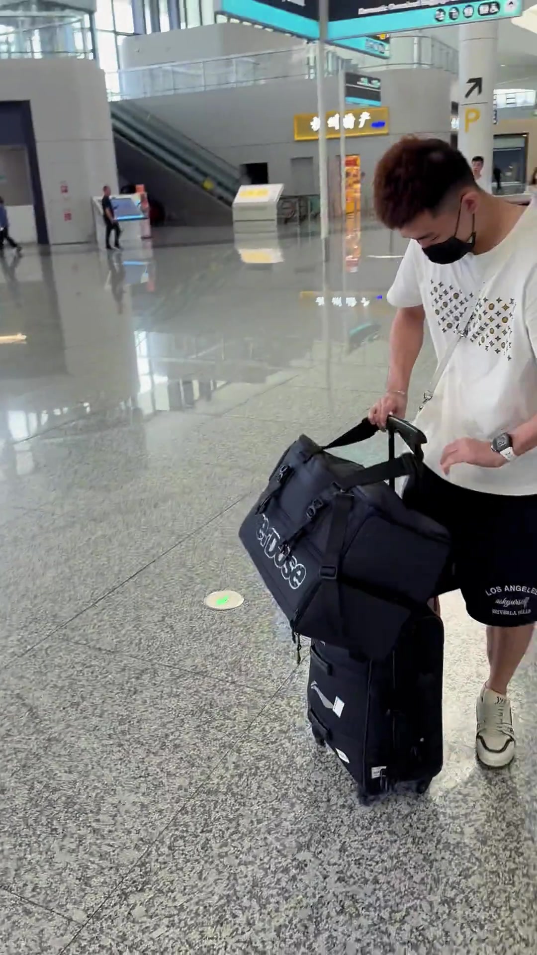 mk体育在线官网会玩儿 周琦晒随球队前往贵港视频 给孙铭徽P了个踢足球🤣