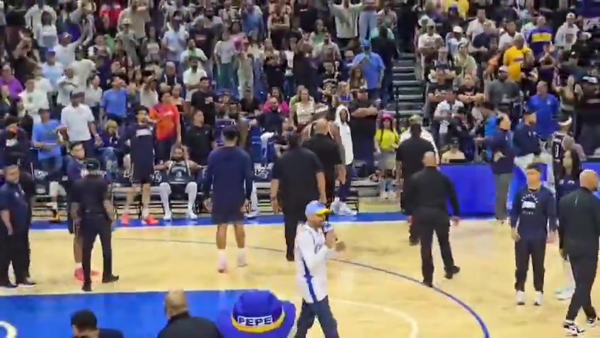 mk体育狠抓下体🤬！考辛斯遭球迷狂泼饮料🌧暴走被五名保安死死摁住