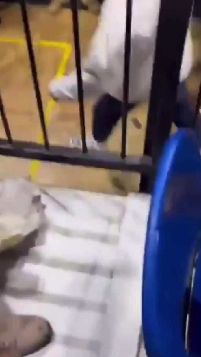 mk体育狠抓下体🤬！考辛斯遭球迷狂泼饮料🌧暴走被五名保安死死摁住