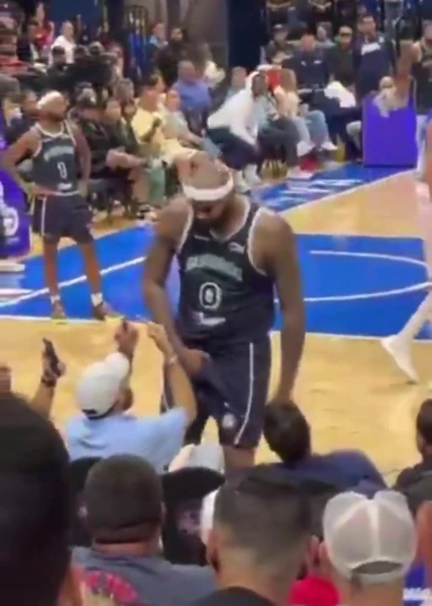 mk体育狠抓下体🤬！考辛斯遭球迷狂泼饮料🌧暴走被五名保安死死摁住