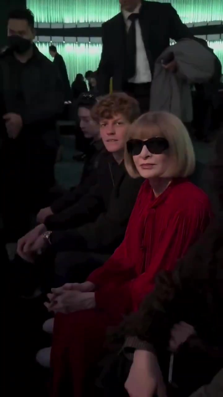 mk体育平台网页版入口辛纳禁赛后首次现身看秀，与身旁的中国演员肖战握手