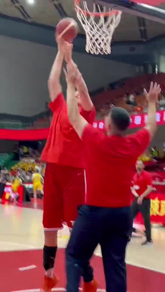 mk体育app官网一伸手就碰到篮筐了😮张子宇迎家乡济南首秀 赛前对抗投篮热身